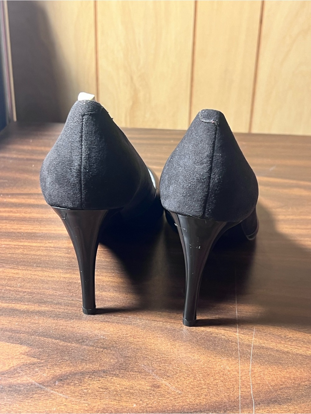Women's Black Pointed-Toe Mid Heel Pumps - Picture 4 of 8